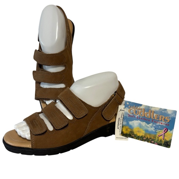 NEW COBBIE CUDDLERS Soft Leather Adjustable Straps Footwear Sandals Sz 8 NWT - Picture 1 of 13